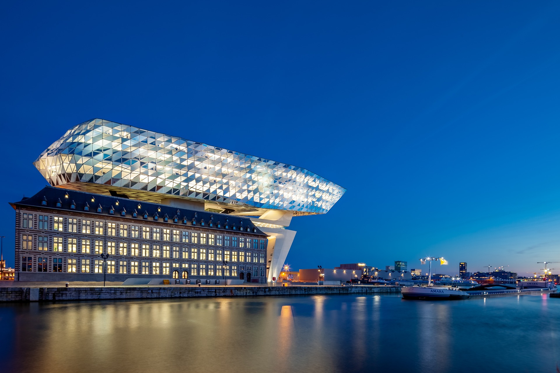 Aufstockung des Hafenmeister Haus in Antwerpen, der Diamantenstadt in Belgien. Zaha Hadid Architects